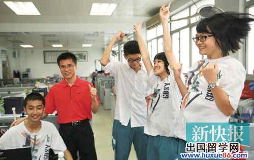 广东省实验中学的中考学生在网上查到分数，欢呼雀跃。（资料图）