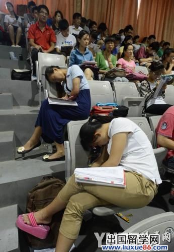 考研学生聚集在某体育馆上课，部分学生疲惫不堪