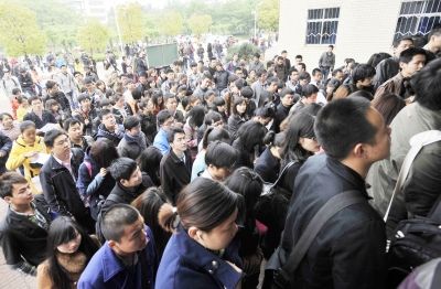 昨天上午8点45分,在华农考点的考生进场。记者詹松 摄