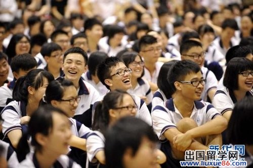 奥运会冠军为高三生减压迎高考(组图)