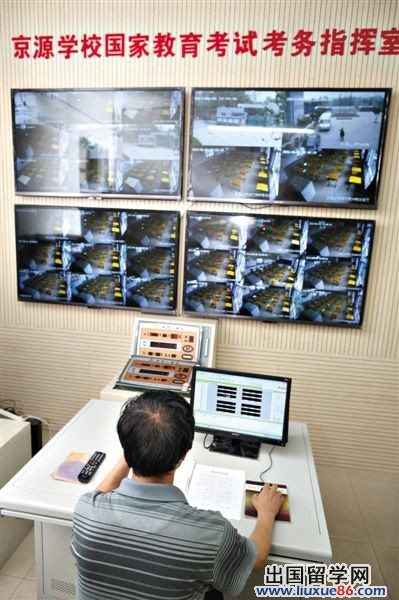 昨日，北京市京源学校高考指挥室，老师在检测听力播放系统和高清摄像监控系统。新京报记者 侯少卿 摄