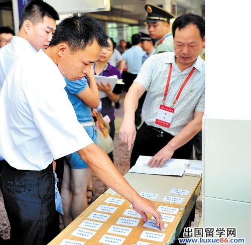 进入考区后,所有考生按照指示来到抽签大厅,随后被分成32个组。均为邹麟 摄