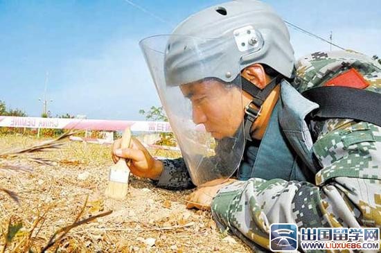 中国在中越边境组织排雷作业