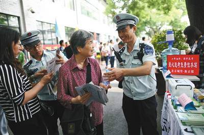 北京高考:特警车队首次押运试卷 持枪盯守巡视