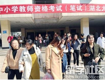 图文:武汉教师资格考试持续升温